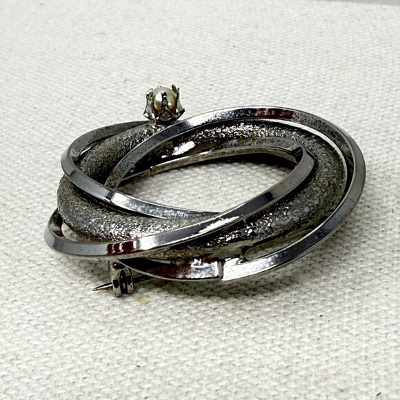 Vintage Open Twisted Circle Brooch Silver-Tone Faux Pearl Mid-Century Classic‎ - Picture 6 of 10